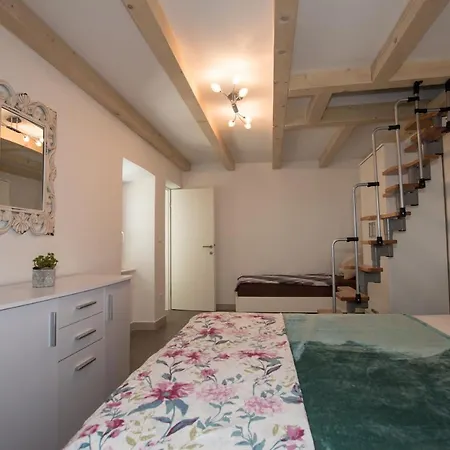 Sun Apartment *