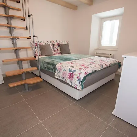 Sun Apartment *