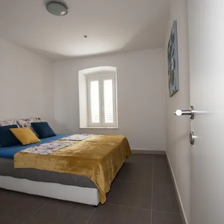 Sun Apartment *