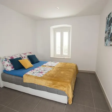 Sun Apartment *